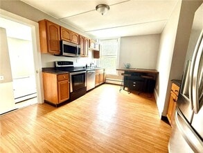 571 Spring St in Newport, RI - Building Photo - Building Photo