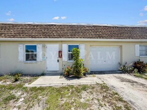 6617 Warwick Cir in Ft. Myers, FL - Building Photo - Building Photo