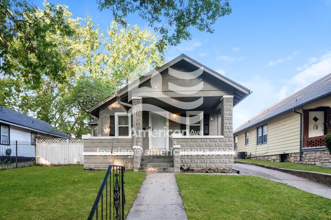 6130 Tracy Ave in Kansas City, MO - Building Photo