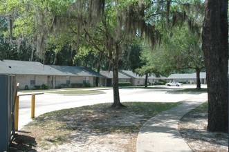 Smith Thomas Court Apartments in Crescent City, FL - Foto de edificio - Building Photo