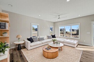 9122 Calvin Dr in West Des Moines, IA - Building Photo - Building Photo