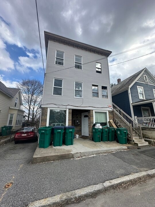 107 Cedar St in Fitchburg, MA - Building Photo