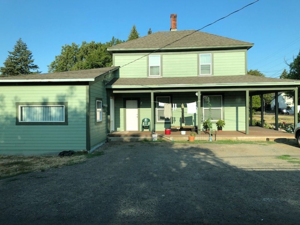 374 SE Walnut St in Hillsboro, OR - Building Photo