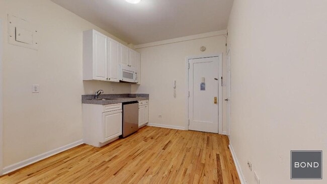 305 W 45th St in New York, NY - Building Photo - Building Photo