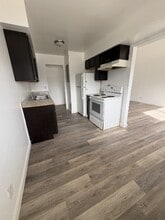 744 E Michigan Ave, Unit 03 in Battle Creek, MI - Foto de edificio - Building Photo