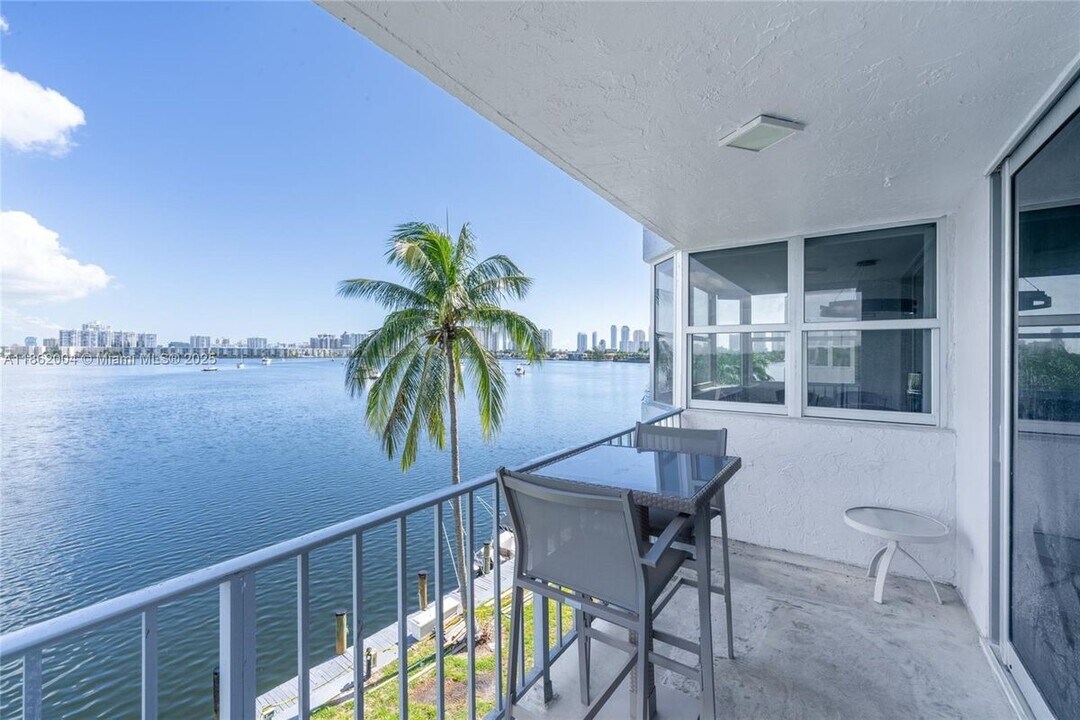 16546 NE 26th Ave in North Miami Beach, FL - Building Photo