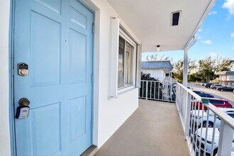 2880 Lake Osborne Dr, Unit 210 in Lake Worth Beach, FL - Foto de edificio - Building Photo