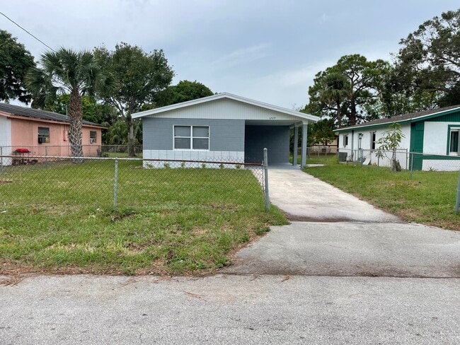 1209 N 24th St in Fort Pierce, FL - Building Photo - Building Photo