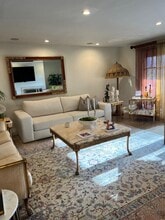 1310 Roxbury Dr, Unit 201 in Los Angeles, CA - Foto de edificio - Building Photo