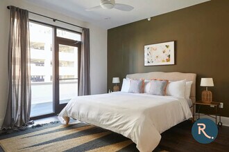 301 St Charles Ave in New Orleans, LA - Building Photo - Building Photo