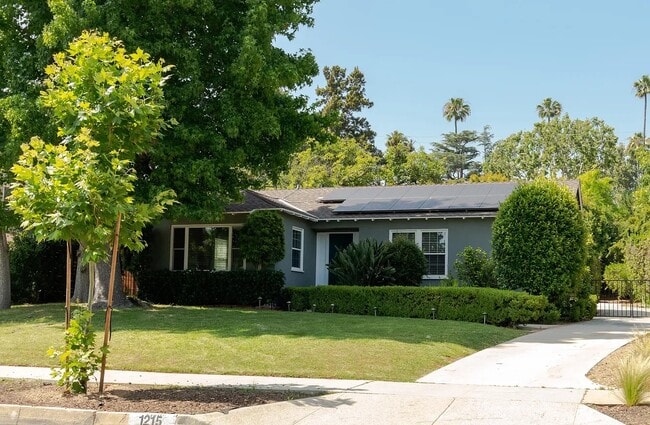 1215 Sonoma Dr in Altadena, CA - Building Photo - Building Photo