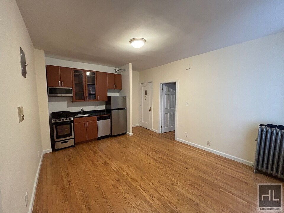 West 11th Street in New York, NY - Building Photo