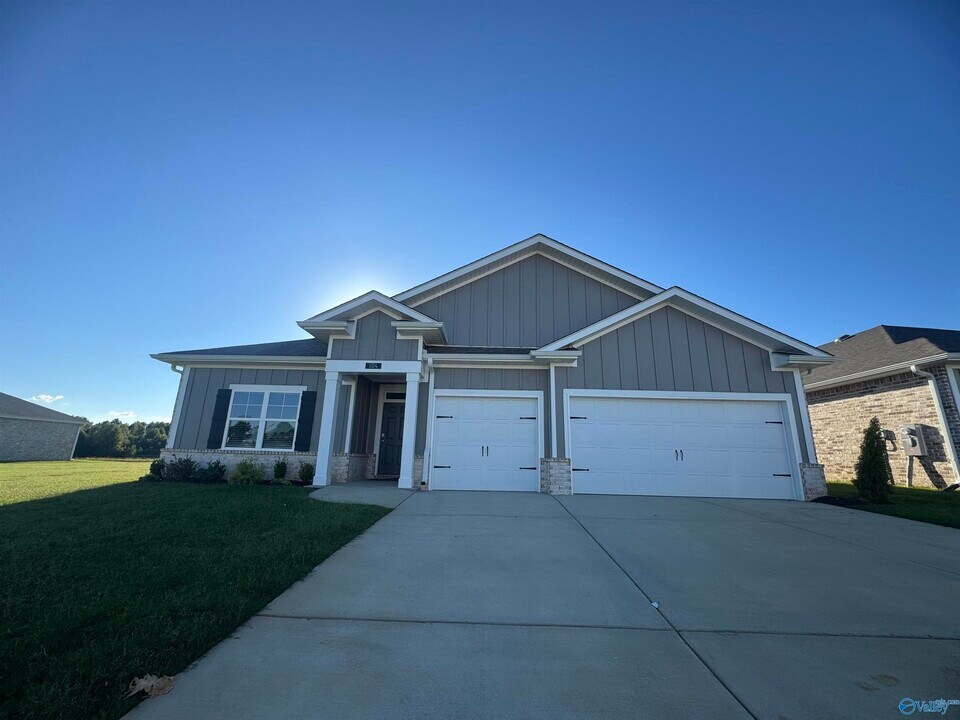 104 Legend Dr in Meridianville, AL - Building Photo