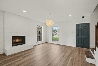 2103 Mistletoe Ave in Fort Worth, TX - Building Photo - Building Photo