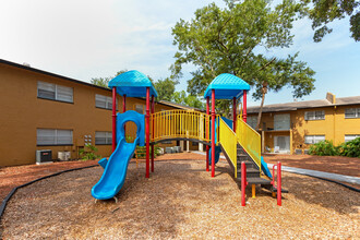 Oak Manor Apartment Homes in Tampa, FL - Foto de edificio - Building Photo