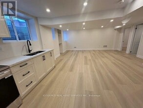 198 Camellia Cres in Oakville, ON - Building Photo - Building Photo