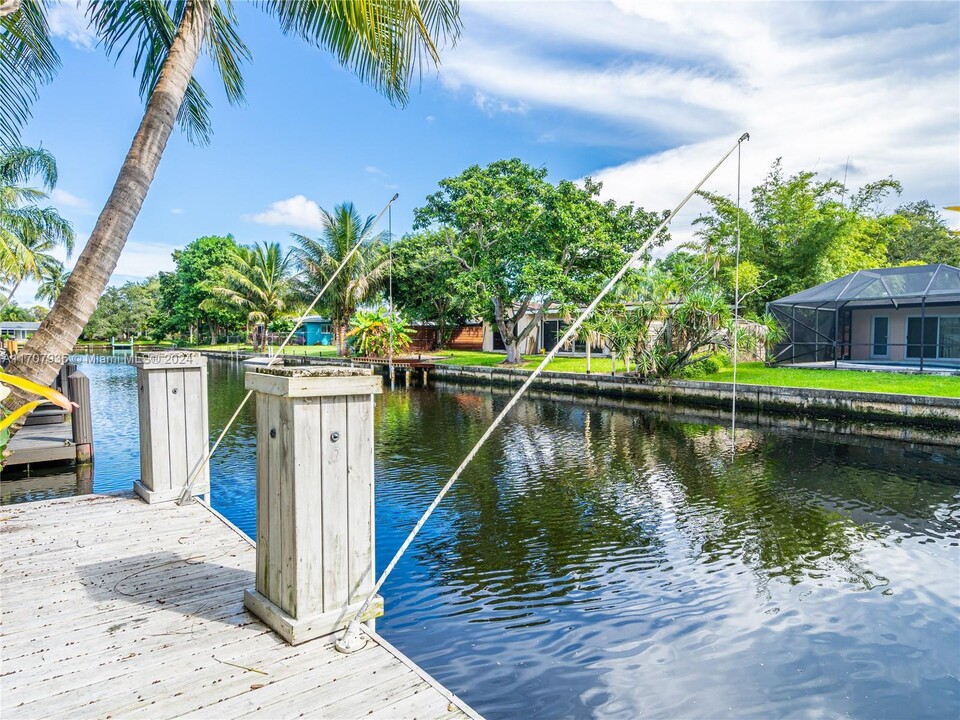 1930 NW 32nd St in Oakland Park, FL - Building Photo