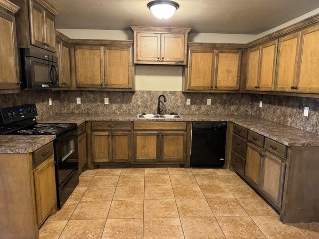 2728 Valley View Dr in Chickasha, OK - Building Photo - Building Photo