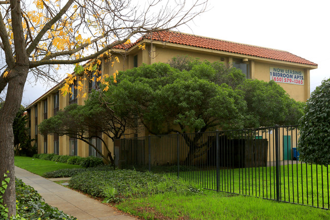 Bayview Apartments in San Mateo, CA - Foto de edificio - Building Photo