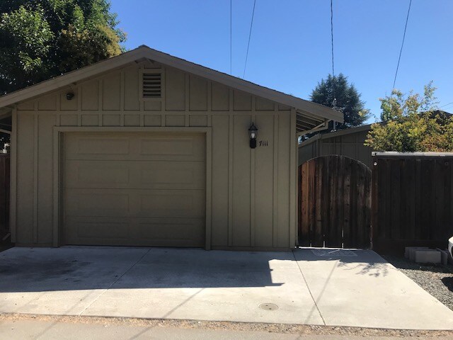 7111 Rosanna St in Gilroy, CA - Building Photo