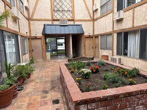 2141 S Bentley Ave, Unit 106 in Los Angeles, CA - Foto de edificio - Building Photo