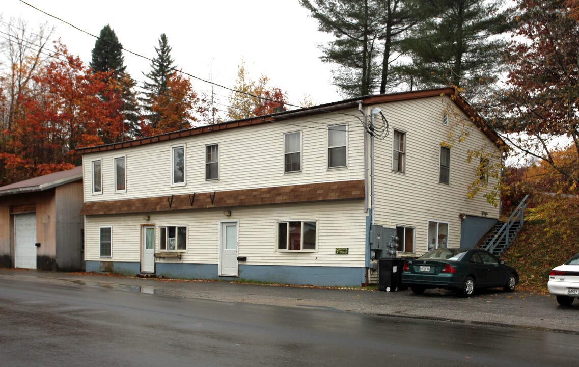 9 Oxford St in South Paris, ME - Building Photo