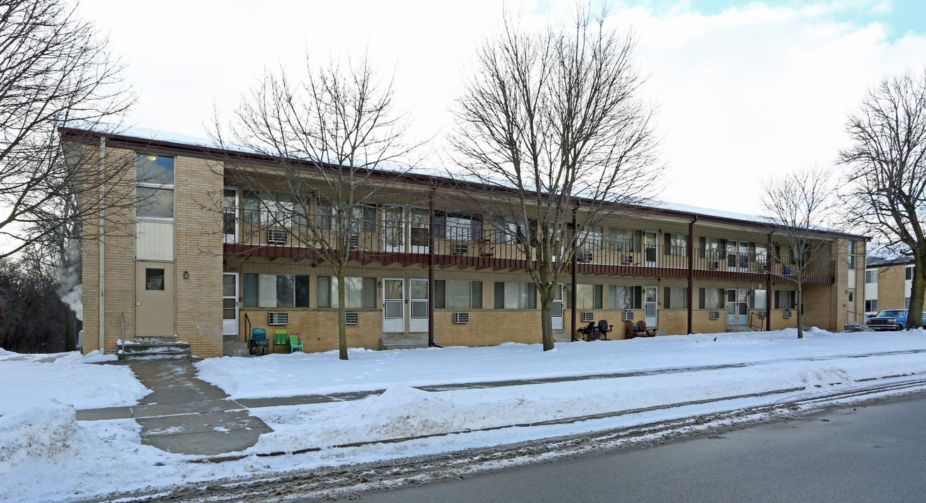 Parkside Apartments in Oconomowoc, WI - Building Photo