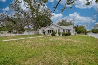 500 W Austin St in Luling, TX - Building Photo - Building Photo