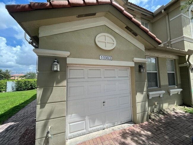 10983 NW 79th St in Miami, FL - Building Photo - Building Photo