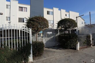 4015 W Adams Blvd in Los Angeles, CA - Foto de edificio - Building Photo