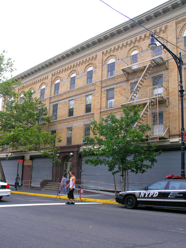 721 Melrose Ave in Bronx, NY - Foto de edificio - Building Photo