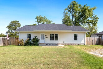 703 NW 10th St in Bentonville, AR - Foto de edificio - Building Photo