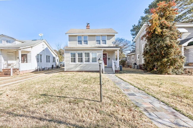 102 Pear Ave in Hampton, VA - Building Photo - Building Photo