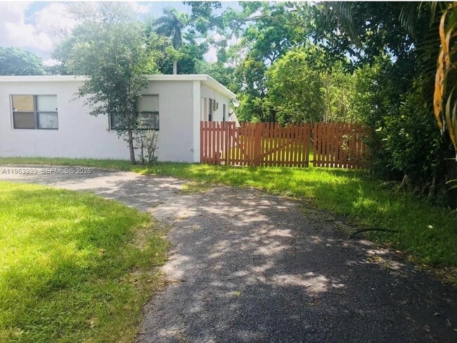 4548 SW 33rd Ave in Fort Lauderdale, FL - Building Photo - Building Photo