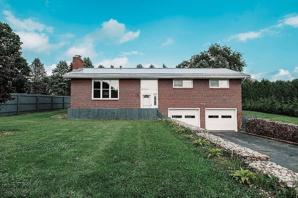 935 McKnight Rd in Indiana, PA - Building Photo