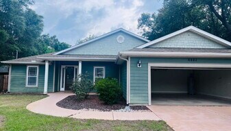 6882 Brocado Ct in Navarre, FL - Building Photo