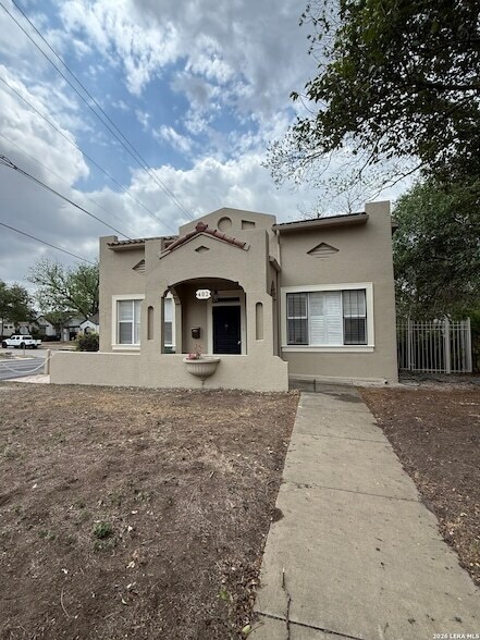402 W Elsmere Pl in San Antonio, TX - Building Photo