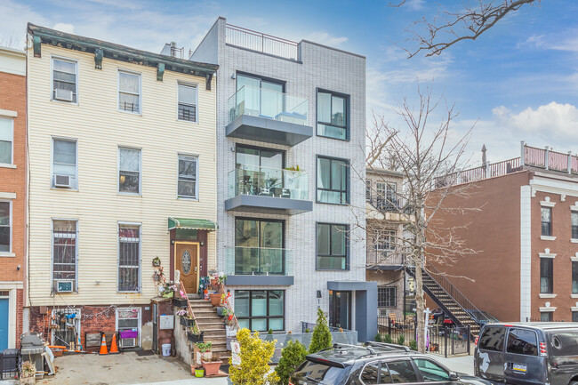 18 Van Buren St in Brooklyn, NY - Building Photo - Building Photo