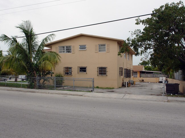 2400 NW 10th Ave in Miami, FL - Foto de edificio - Building Photo