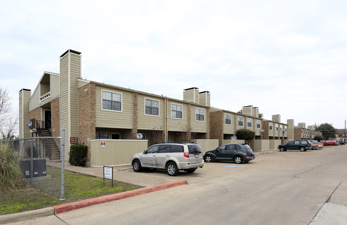 Cimarron Place in Dallas, TX - Foto de edificio