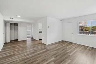 ReNew Alexandria in Alexandria, VA - Foto de edificio - Building Photo