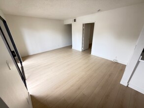 15020 Burbank Blvd, Unit Unit 101 in Los Angeles, CA - Building Photo - Building Photo