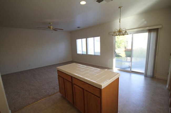 5511 Gold Poppy Way in Elk Grove, CA - Building Photo - Building Photo