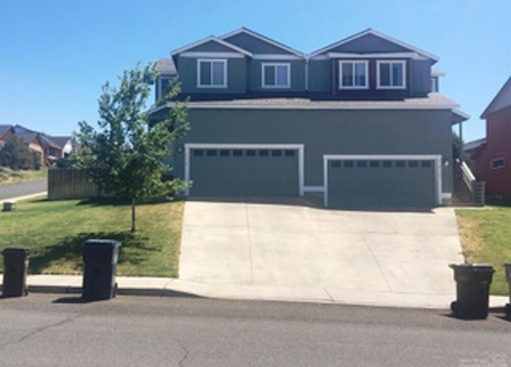 4110 SW Reindeer Ave in Redmond, OR - Foto de edificio