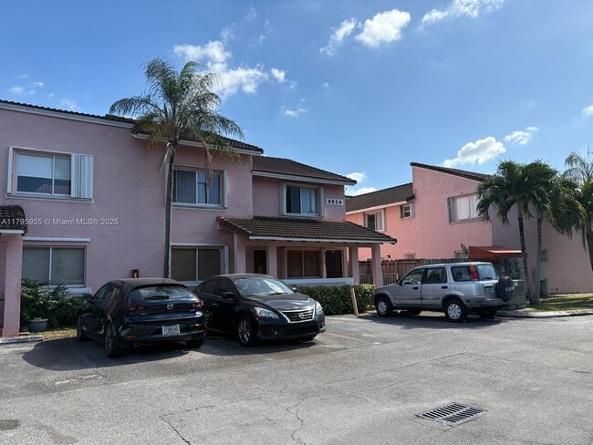 8039 Lake Dr in Doral, FL - Building Photo - Building Photo