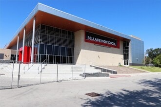 5111 Maple St in Bellaire, TX - Foto de edificio - Building Photo
