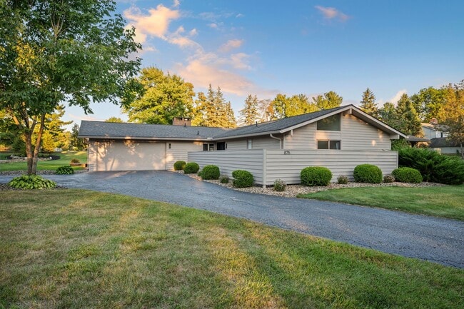 875 Brandon Cir in Aurora, OH - Building Photo - Building Photo