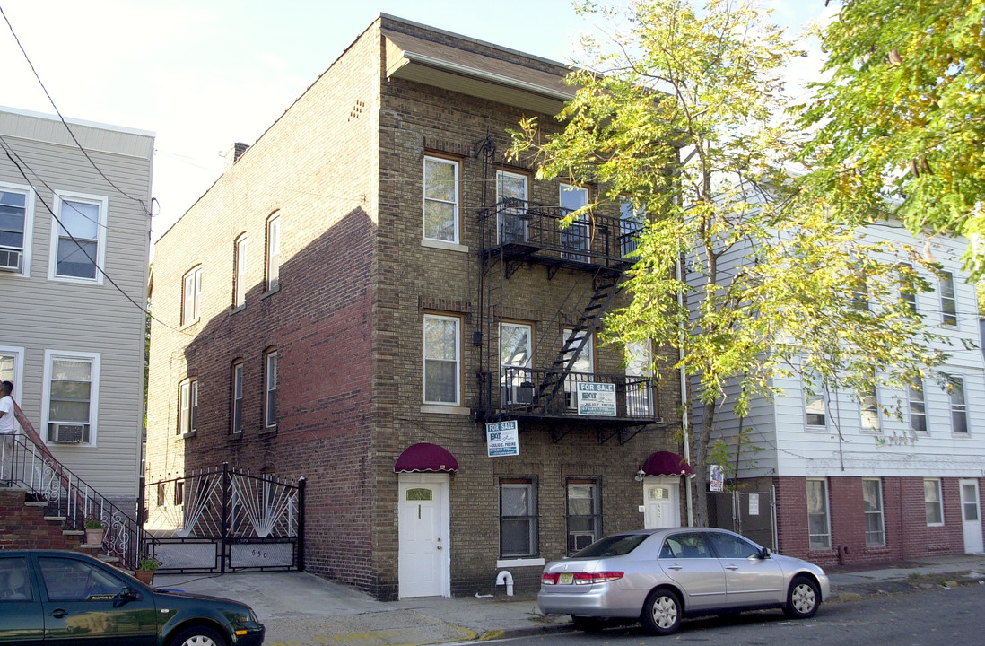 652 N 5th St in Newark, NJ - Building Photo