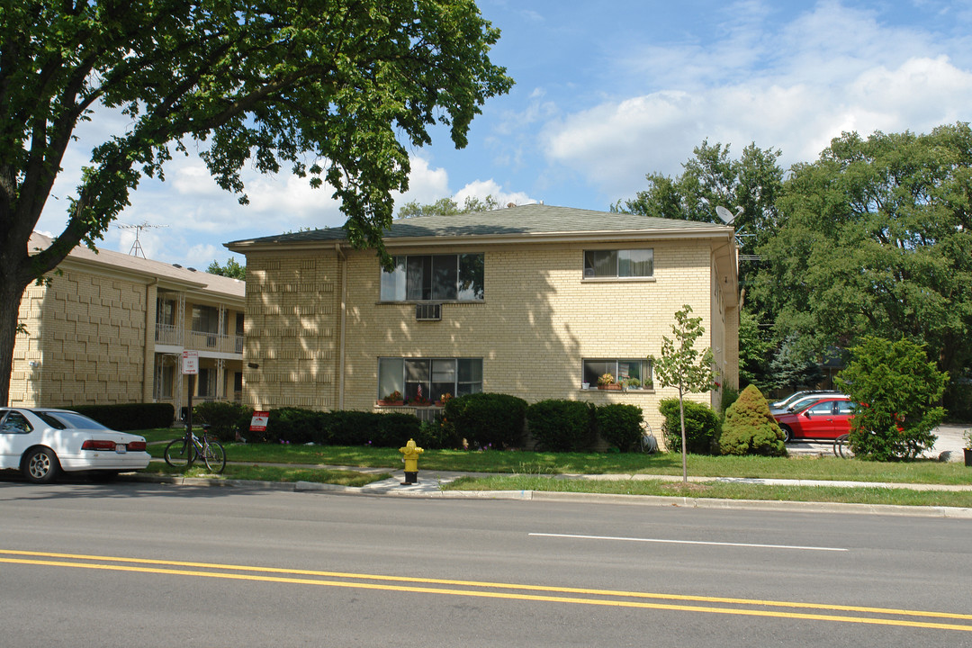 725 Busse Hwy in Park Ridge, IL - Building Photo