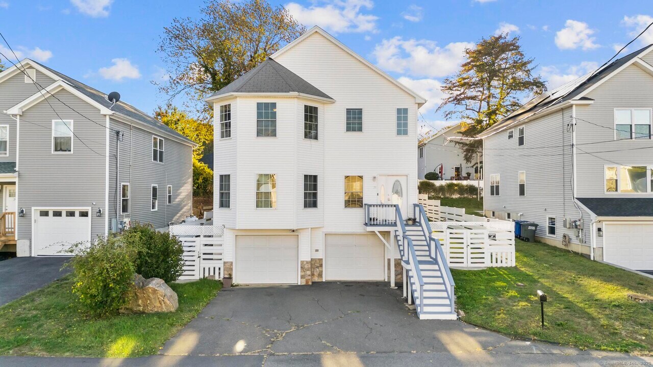 39 Infield St in Bridgeport, CT - Building Photo